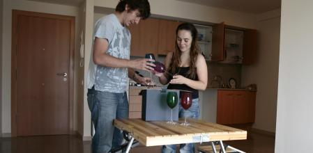 Dos jóvenes durante una mudanza