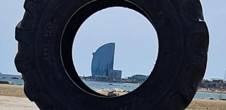 Vista del Hotel W Barcelona en el centro de un neumático de camión.