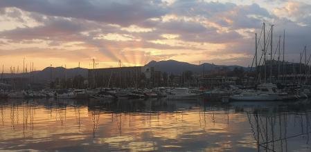 Panorámica del amanecer en el puerto de Mataró.