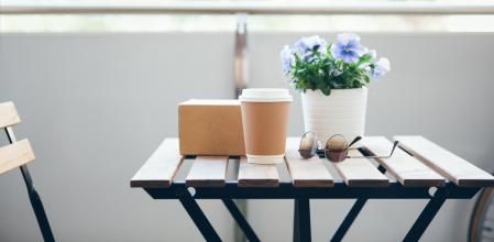 Conjunto de mesa y sillas para el balcón