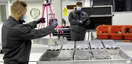 Operarios de la planta de reciclaje de baterías en la planta de Salzgitter (Alemania) de Seat-Volkswagen
