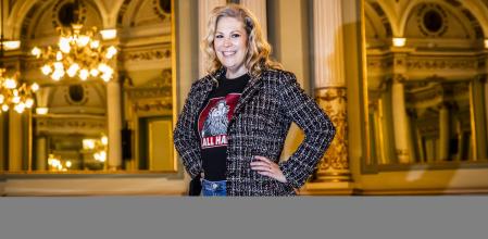 04 - 05 - 2021 / Barcelona / Liceu / La soprano Sondra Radvanovsky posa durante la presentación del recital ‘Las tres reinas’ en el Gran Teatre del Liceu de Barcelona, a 4 de mayo de 2021, en Barcelona, Catalunya (España). Sondra Radvanovsky se enfrenta a las grandes escenas de las tres reinas isabelinas: María Estuardo, Ana Bolena y la poderosa Isabel I. Cada una es un reto en el que la soprano debe combinar un importante sonido y una técnica magistral con un carisma incomparable / Foto: Llibert Teixidó - En las fotos tambien  director musical Ricardo Frizza (a la izquierda sin gorra calvo y sin americana) i eldirector d'escena Rafael G Villalobos  ( a la derecha de negro con gorra) y Victor Garcia de Gomar (director artistico del liceu) a la derecha con americana.