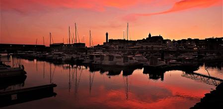 Vistas del candilazo producido al atardecer en Rota, Cádiz.