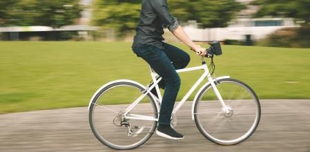 El motor eléctrico ofrece una potencia de 250 W y permite alcanzar una velocidad máxima de asistencia de 25 km/h.