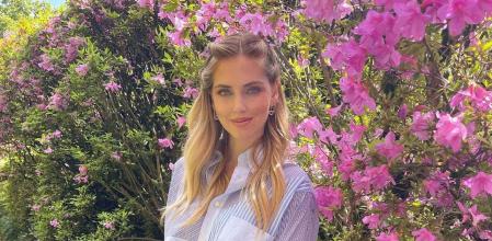 Chiara Ferragni posa con su look en un ambiente primaveral