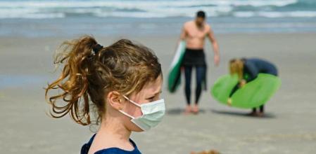 Una niña lleva una mascarilla en la Playa das Salseiras, a 3 de abril de 2021, en el municipio de A Laracha, A Coruña, Galicia (España). Desde el pasado miércoles es obligatorio el uso de mascarillas en cualquier espacio público, independientemente de la distancia interpersonal que pueda existir. Así será obligatorio llevarla, entre otros lugares, en las playas, en las piscinas o en el campo. Así lo establece el Proyecto de Ley de medidas urgentes de prevención, contención y coordinación para hacer frente a la crisis sanitaria ocasionada por la COVID-19, conocida como ley de 'nueva normalidad', y que fue aprobada el pasado 18 de marzo en el Congreso de los Diputados. 03 ABRIL 2021;NUEVA NORMALIDAD;MASCARILLAS;PLAYAS M. Dylan / Europa Press (Foto de ARCHIVO) 3/4/2021 EUROPA PRESS/M.Dylan (Foto de ARCHIVO) 03/04/2021