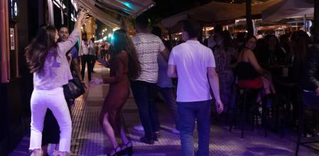 Varias personas en la terraza de un bar en la primera noche sin toque de queda tras el fin del estado de alarma, a 09 de mayo de 2021, en Sevilla (Andalucía, España). Andalucía pone fin desde este domingo, al decaer el estado de alarma a nivel nacional, al toque de queda que ha estado vigente desde las 23,00 a las 6,00 horas, mientras que permitirá la apertura del sector de la hostelería hasta las 00,00 horas y la reapertura, después de más de un año de cierre, del ocio nocturno, como los pubs y discotecas, hasta las 2,00 horas.
09 MAYO 2021
María José López / Europa Press
08/05/2021
