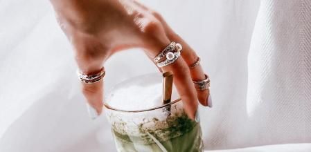 Ring stacking, la tendencia de llevar muchos anillos a la vez