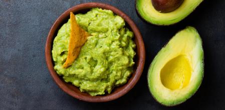 Salsa guacamole con nachos