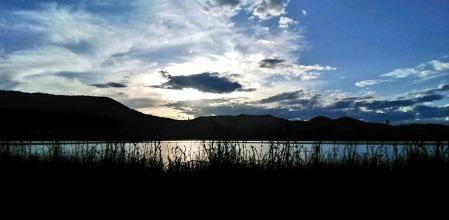 Panorámica de la puesta de sol en el lago de Banyoles.