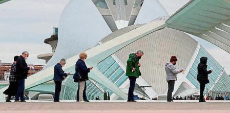 -FOTODELDÍA- GRAFCVA4426. VALENCIA, 03/05/2021.- La Conselleria de Sanidad ha iniciado la vacunación contra la covid-19 de las personas con edades comprendidas entre los 69 y los 66 años (nacidas entre 1952 y 1955, ambos incluidos). En la imagen, colas en el 