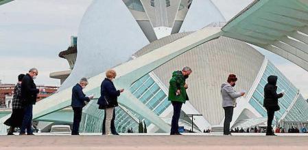 -FOTODELDÍA- GRAFCVA4426. VALENCIA, 03/05/2021.- La Conselleria de Sanidad ha iniciado la vacunación contra la covid-19 de las personas con edades comprendidas entre los 69 y los 66 años (nacidas entre 1952 y 1955, ambos incluidos). En la imagen, colas en el 