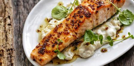 Salmón crujiente con crema de judías y rúcula