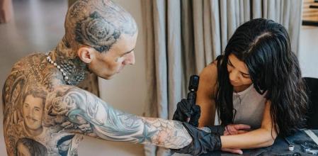 Kourtney Kardashian ha encontrado un hueco en la piel de su tatuado novio, Travis Baker, para grabarle 