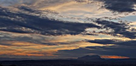 Atardecer desde Sant Fost de Campsentelles con vistas a Montserrat y la plana Vallesana.