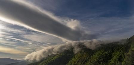 Cascada de niebla en la Serra de Llancers.