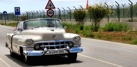 Panorámica de un coche clásico en la carretera.