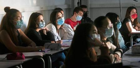 BARCELONA-ESCOLA PIA NOSTRA SENYORA-CLASE GRADO MEDIO ENFERMERIA-CLASE DE DIAGNOSIS POR LA IMAGEN —PROFESORA CLARA MATEU- O- FOTO ANA JIMENEZ