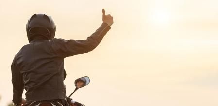 La estructura interna de poliuretano de los cascos absorben los impactos y reducen los daños a los que se exponen los órganos de la cabeza.&nbsp;