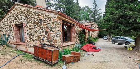 masia d'Alcover estafada per una organització que munta festes il·legals veureu la casa abans de la festa i amb els desperfectes, amb mobles a fora del mas, per exemple, que van treure els de la festa fotos: Lluís Corbella, propietari de Mas Corbella