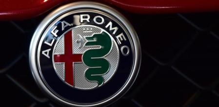 El emblema de Alfa Romeo incluye la cruz y la serpiente Biscione