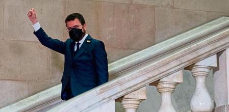 Esquerra Republicana de Catalunya's (ERC) leader Pere Aragones raises his fist after he was elected regional Catalan president during a session of the Catalan parliament in Barcelona on May 21, 2021. (Photo by Josep LAGO / AFP)