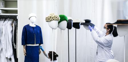 Montserrat Xirau (agachada a la izquierda) y Beatriz Urbano son las restauradores encargadas de preparar el material de la exposición del museu del Disseny