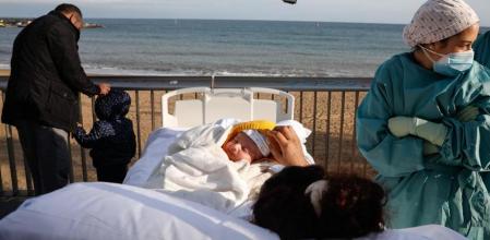 FOTO ALEX GARCIA SHAMALIA INGRESO EMBARAZADA Y CON COVID EN EL HOSPITAL DEL MAR. DESPUES DEL PARTO CON CESAREA EMPEORO SU SALUD Y FUE TRASLADADA A LA UCI. DESPUES DE LUCHAR TRES SEMANAS CONTRA EL VIRUS HOY SE REENCUENTRA CON SU MARIDO Y DOS HIJOS, Y, POR PRIMERA VEZ CON EL BEBE HASSAN 2021/01/26