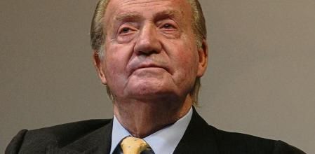 El rey Juan Carlos I hace entrega de becas a estudiantes españoles, en un acto celebrado en CaixaFórum Madrid al que ha asistido también el ministro de Educación y Cultura y el presidente del grupo la Caixa,