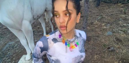 Rosalía con su 'total look' de Chopova Lowena