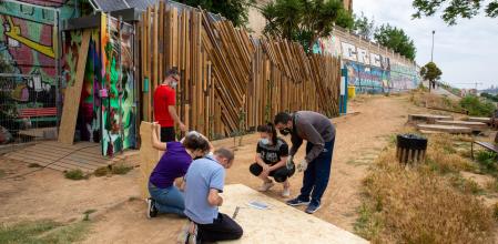 El anexo del puente de Matacavalls de l’Hospitalet se transforma de suerte de vertedero a espacio vecinal comunitario