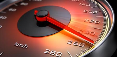Circular a una velicidad superior a la legalmente permitida no solo conlleva multa sino que incrementa el riesgo de sufrir un accidente&nbsp;