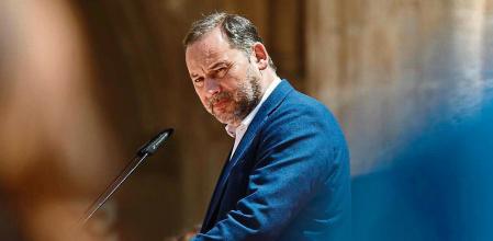 El ministro de Transportes y secretario de organización del PSOE, Jose Luis Ábalos, durante la celebración del acto ‘Tres años de gobierno progresista’, a 6 de junio de 2021, en Valencia, Comunidad Valenciana (España). Con este acto, el PSOE celebra que se cumplen tres años desde su llegada a la Presidencia del Gobierno. La formación logró acceder a la Moncloa tras prosperar su moción de censura contra el anterior Ejecutivo, motivada por la sentencia de la trama ‘Gürtel’. Con este acto, el PSOE también celebra las políticas e iniciativas llevadas a cabo por el actual Gobierno en los últimos tres años. 06 JUNIO 2021;JOSÉ LUIS ÁBALOS;PSOE;XIMO PUIG;VALENCIA;GENERALITAT VALENCIANA Jorge Gil / Europa Press 06/06/2021