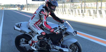 El reconocido actor Keanu Reeves siempre se ha declarado como un ferviente apasionado del mundo de las dos ruedas, donde ha realizado grandes inversiones a lo largo de los años&nbsp;