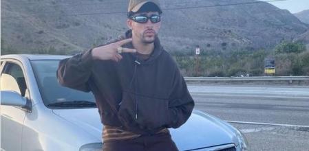 Bad Bunny junto al Toyota Corolla de color gris con el que aparece en el vídeo musical Yonaguni
