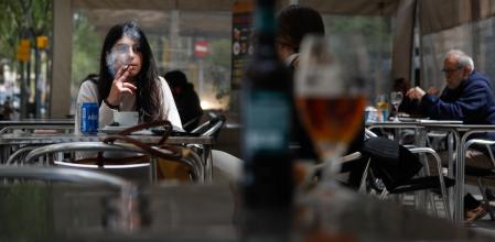 Una mujer fuma en una terraza en Palma de Mallorca