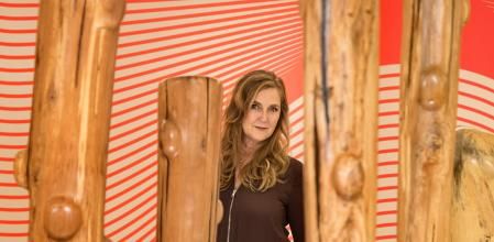 Francesca Thyssen-Bornemisza, coleccionista y mecenas de arte, posa para Magazine entre las esculturas de la muestra After Nature en el Thyssen de Madrid