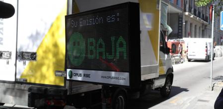 Un panel informativo indica si el nivel de emisiones calculado por el radar es bajo, medio o alto