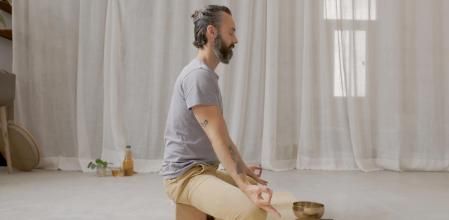 Inhalar. Exhalar. Este simple acto, hecho con atención, puede
cambiarte el día. Compruébalo con el ejercicio de respiración y la
meditación guiada de Miklos, una sesión de 15 minutos que te deja la
mente 100% slow.