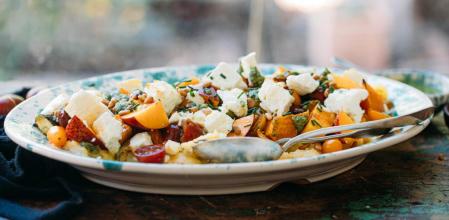 Polenta desmenuzada con verduras de verano, nectarina, queso feta y pesto