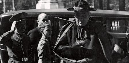 El cardenal Segura caminando por Sevilla, alrededor del año 1950

.