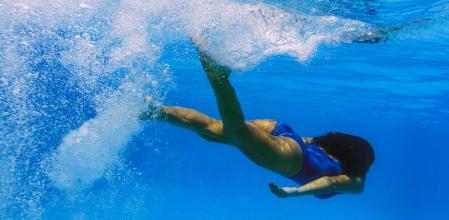 Disfruta de la piscina con las mejores ofertas en Speedo, Arena, Quicksilver, Roxy, Adidas...