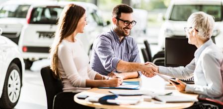 Aunque cada vez hay más consumidores predispuestos a comprar un coche online, todavía se prefiere la atención personalizada en un concesionario
