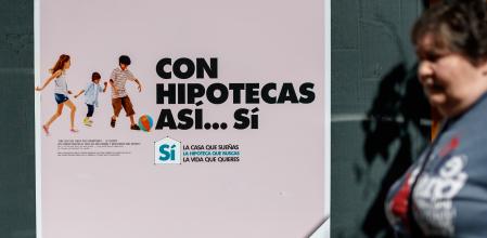 Un cartel de un banco promoviendo sus hipotecas