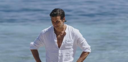 Mario Casas, en pleno rodaje, con el Mediterráneo de fondo