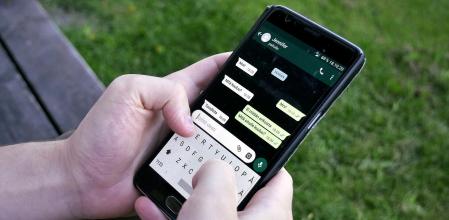 Whatsapp chatting outdoor 20180808