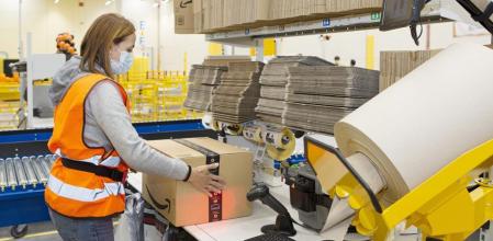 Una trabajadora de un centro logístico de Amazon durante la pandemia