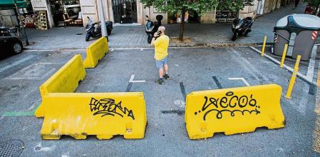 foto XAVIER CERVERA 16/06/2021 barreras de hormigón new jerseys y palos amarillos sevillanas que delimitan los espacios de muchas ampliaciones de terrazas. A pesar de que las fotos serán todas muy parecidas, tendremos que poner muchas. El editor está muy interesado en este tema. El problema con estos elementos es q algunos negocios cierran y las new jersey se quedan allí, aunque no hay terrazas ni nada. Tenemos 2 casos de este tipo q han de ser muy protagonistas: ---el rincón de laura, en Villarroel 88. ---Vertigo wine bar, en Santaló 15 (aquí se fastidian los de carga y descarga, justo al lado hay un supermercado) Luego tenemos varios casos de bares y restaurantes que renuncian a estos espacios xq son tan cutres que nadie se quiere sentar allí, pero los dichosos elementos q los delimitan siguen ahí puestos, restando espacio para aparcamientos. Salvo estos dos, que ya están cerrados, demos más protagonismo a los espacios flanqueados por los elementos que a los locales en sí. todos estos locales los he descubierto haciendo inspección de mediodía) ---pizzeria el raco, en Corsega 198, junto a hospital clinic. Hay varias new jerseys donde aparcaban las motos, la terraza no la ponen y ahora las motos aparcan en la acera. ---restaurante Guitó, en Villarroel con Gran Via, lado montaña/besos. Aquí ponen las terrazas en el lado gran via y no hacen uso del espacio flanqueado por new jersys ---doner kebab istanbul, en el chaflán de Villarroel 73 (bajando x la acera de la derecha) aquí el del donner dice que nadie quiere sentarse allí. ---panadería colombiana, en Villarroel 178, abrieron recientemente y no tiene previsto usar el espacio reservado para terraza en la calzada porque está muy alejado de la entrada del local. ---restaurante mediterrani tiene la ampliación en escorial 139, tan lejos del local q no lo usan, en este caso tenemos sevillanas en lugar de new jersys, y así tenemos más variedad. ---y mi preferido, Vermuteria Lu, en Escorial 3, no usan el espacio q se suponía tenía q ampliar su terraza xq está puesto en un sitio donde se cagan un montón de palomas, una vecina las alimenta desde su ventana y las palomas se cagan donde la gente debería sentarse a comer.