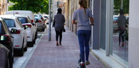 Circular por aceras y zonas peatonales con el patinete eléctrico es una de las infracciones más comunes que cometen sus usuarios&nbsp;