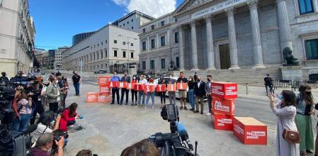 Diputados de ERC, JxCat y la Cup presentan las firmas recogidas por Òmnium Cultural y Amnistia i Llibertad en defensa de una ley de Amnistía, ante el Congreso de los Diputados
